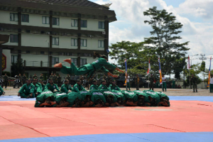 PRAJURIT KODAM XII/TANJUNGPURA, HANCURKAN BETON DAN BESI BAJA