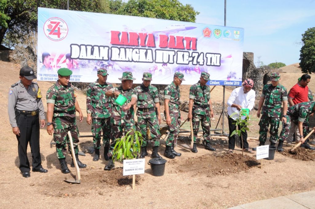 Peringati HUT ke 74 TNI, Karya Bhakti Tanam Pohon Mangga di Taman Goa Sunyaragi