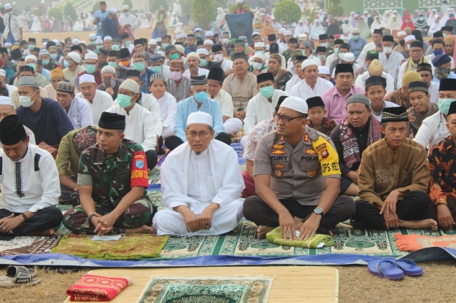 Personil Kodim Ketapang Bersama Masyarakat Laksanakan Sholat Istisqa