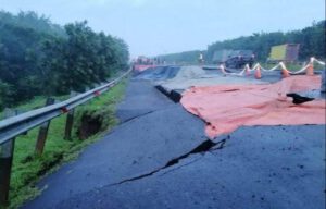 Tol Cipali Amblas, Petugas Berlakukan Contraflow di KM 117 Hingga 126