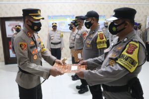 Berprestasi, Dua Perwira dan Dua Bintara Mendapat Penghargaan dari Kapolres Cirebon Kota