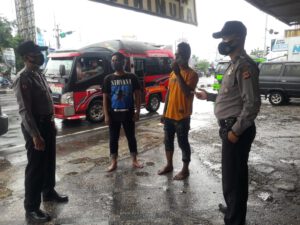 Gelar Operasi Yustisi, Polsek Cirebon Seltim Bagikan Masker dan Tegur Calo Elp Terminal