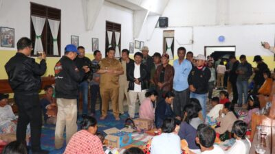 Bupati Samosir Kunjungi Pengungsi dan Meninjau Langsung Lokasi Banjir Bandang