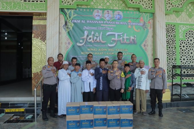 Kapolda Sumut Serahkan Bingkisan Lebaran Kepada Pengurus Mesjid Al-Hasanah Pangururan