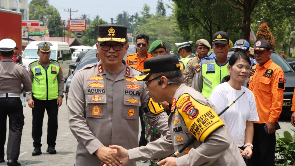 Masyarakat Pancurbatu, yang telah lama hidup dalam ketakutan dan ketidakpastian akibat kehadiran Godol dan kelompoknya, bersyukur atas tindakan Kapolda Sumatera Utara, Irjen Pol Agung Setya Imam Effendi, dalam menangkap Godol. Mereka menyampaikan rasa terima kasih mereka kepada pihak berwenang, sambil mengungkapkan harapan akan perlindungan lebih lanjut dari intimidasi dan ancaman yang sering dilakukan oleh Godol dan kawan-kawannya. “Terima kasih kami ucapkan kepada Bapak Kapolda Sumut Irjen Pol Agung Setya Imam Effendi karena telah menangkap Edi Suranta Gurusinga alias Godol,” ujar masyarakat, Minggu (14/4). “Dengan ditangkapnya Godol kehidupan masyarakat di Pancurbatu kembali nyaman tanpa adanya judi, narkoba serta letusan senjata api,” ucap emak-emak tersebut. Namun, kelegaan tersebut juga diiringi oleh keprihatinan yang mendalam atas kemungkinan pembebasan Godol di masa mendatang. Masyarakat khawatir bahwa pembebasan tersebut akan mengulang siklus kejahatan dan memperburuk kondisi sosial di Pancurbatu, terutama dalam hal penyalahgunaan narkoba dan perjudian yang merusak. Pada saat yang sama, penegak hukum menjelaskan bahwa penahanan terhadap Godol telah mengikuti prosedur hukum yang berlaku dan bahwa semua proses hukum telah dilakukan secara transparan. Berkas perkara Godol telah dinyatakan lengkap oleh Jaksa Penuntut Umum dan diserahkan ke Kejaksaan Deliserdang. Keberhasilan penangkapan Godol juga membuka wawasan tentang hubungan antara kejahatan seperti perjudian dan penyalahgunaan narkoba dengan aktivitas kriminal lainnya. Seweit Hotroiman, seorang pemerhati keamanan masyarakat, menegaskan bahwa kejahatan semacam itu tidak hanya merusak secara langsung, tetapi juga dapat mempengaruhi keputusan dan perilaku individu, meningkatkan kemungkinan terlibat dalam aktivitas kriminal lainnya. "Isu-isu tindak kriminal seperti perjudian dapat menyebabkan masalah keuangan, yang kemudian dapat memotivasi individu untuk terlibat dalam aktivitas kriminal untuk mendapatkan uang. Ini akan mengganggu pertimbangan dan pengambilan keputusan, membuat individu lebih cenderung terlibat dalam perilaku berisiko atau impulsif, termasuk aktivitas kriminal," Pungkasnya